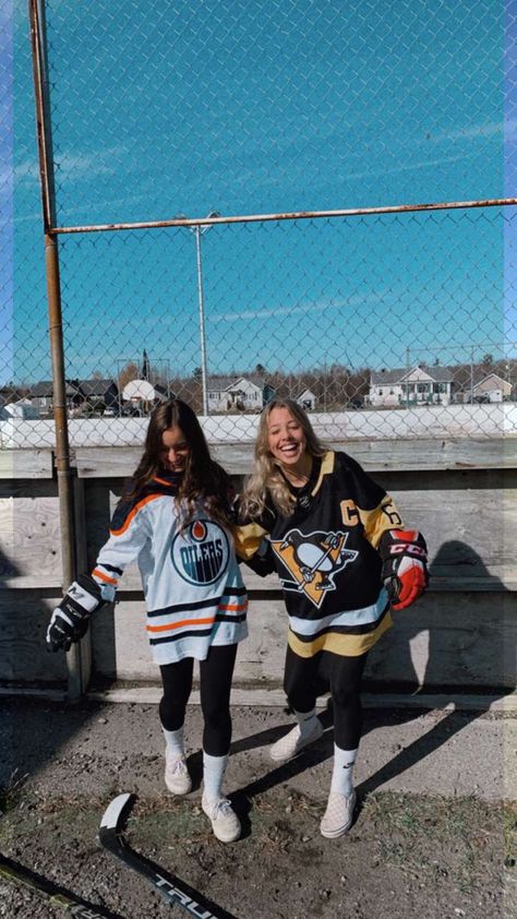 #halloween #friends #friendship #hockey #funny #vsco Cute Outfits To Wear To A Hockey Game, Hockey Games Outfits, Cute Hockey Jersey Outfits, Cute Hockey Outfits, Hockey Outfit Aesthetic, Outfits For A Hockey Game, Hockey Costume Halloween, Hockey Game Fits, Outfits For Hockey Games