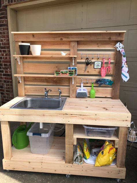 Planting Bench, Potting Benches Diy, Potting Bench With Sink, Garden Work Bench, Potting Bench Ideas, Pallet Potting Bench, Diy Potting Bench, Potting Bench Plans, Potting Station