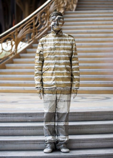 Liu Bolin, The Invisible Man, Chinese Contemporary Art, Unique Photos, Invisible Man, Illusion Art, The Invisible, Artist Paint, Male Art