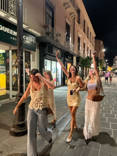 Italy. Sorrento. Amalfi. Night out. Italy going out outfits. Italy Going Out Outfit, Salcedo Market Outfit, Italy Night Outfits, Sicily Italy Outfits, Sorrento Italy Outfits, Sorrento Italy Aesthetic, Going Out Pics, Abroad Outfits, Night Life Outfits