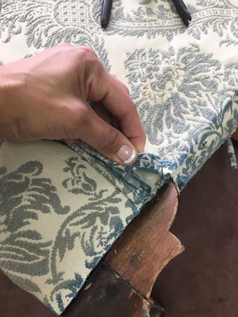 Funky Chairs Upholstery, Reupholster Chair Diy, Reupholstering Furniture, Painted Upholstery, Furniture Remodel, Diy Furniture Upholstery, Furniture Reupholstery, Painting Fabric, Corner Bench