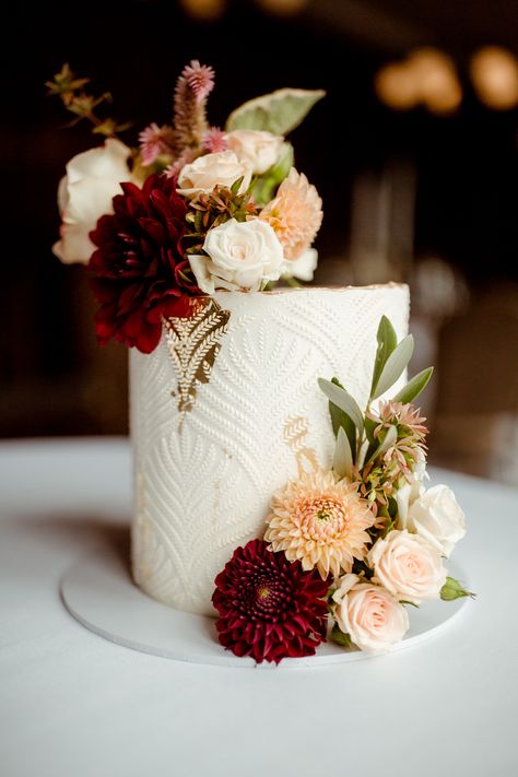 Beautifully Detailed Wedding Cake with Burgundy Flower Decor Burgundy Wedding Cake, Luxury Cake, Floral Wedding Cake, Buttercream Wedding Cake, Dry Eye, Fall Wedding Cakes, White Wedding Cakes, Simple Wedding Cake, Engagement Cakes