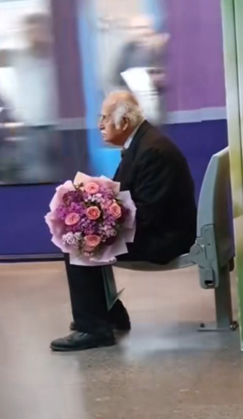 Old Man With Flowers, Grandfather Aesthetic, 90s Love Aesthetic, Old Man Aesthetic, Cute Old Man, Man With Flowers, Cute Old Couples, 90s Love, Anthony Doerr