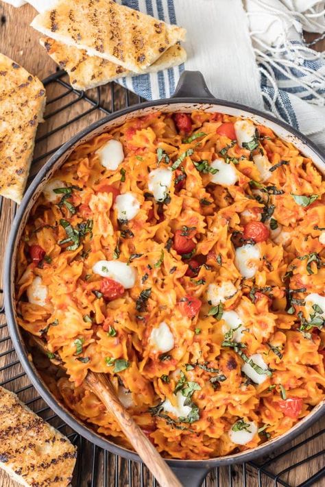 Caprese Pasta Bake, Fresh Mozzarella Recipe, Tomato Pasta Bake, Sunday Dinner Ideas, One Pot Wonder, Pasta Bake Easy, Meatless Dishes, Mozzarella Pasta, Favorite Pasta Recipes