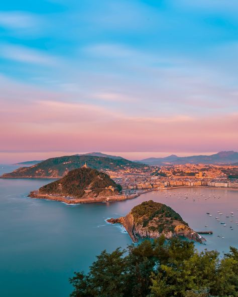 This coastal city is one of Europe's most loved destinations – and it’s not hard to see why. With globally revered restaurants and a rich history to boot, there are more than enough reasons to start planning your next San Sebastian trip. At the link in bio. Coastal City, More Than Enough, Coastal Cities, Conde Nast, San Sebastian, Travel Inspo, Link In Bio, To Start, Restaurant