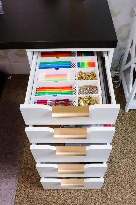 10 Life-Changing Desk Drawer Organization Tips - Practical Perfection Teacher Desk Drawer Organization, Craft Desk Organization Small Spaces, Teacher Drawer Organization, Home Office Supply Organization, Desk Drawer Ideas, Under The Desk Storage Ideas, Desk Organization Drawer, Office Organization At Work Desks, Desk Drawer Organization Ideas