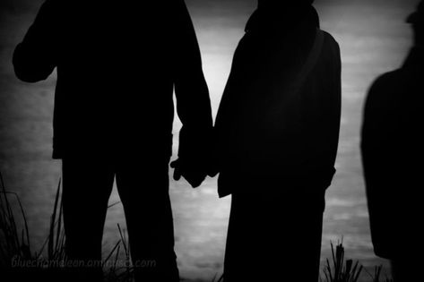 night on the beach Triangle Love Couple, Couple Silhouette Aesthetic, Love Triangle Aesthetic, Triangle Aesthetic, Night On The Beach, Hands Portrait, Triangle Love, Couple Silhouette, Silhouette Photography