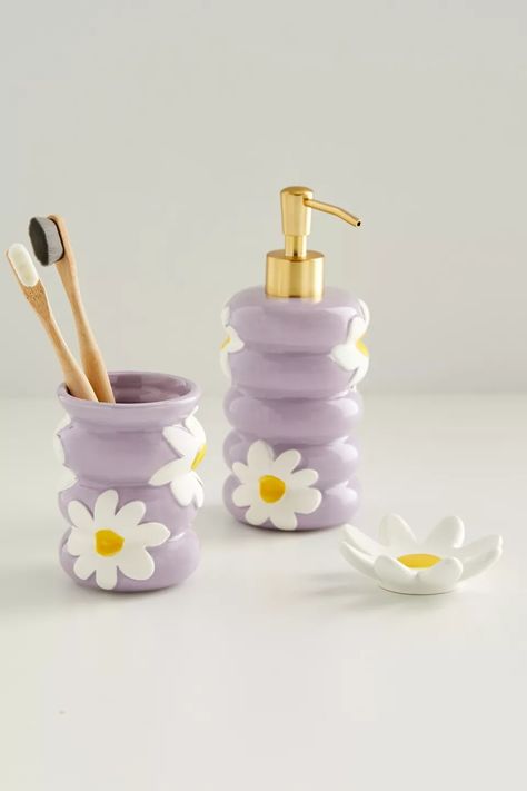 Daisy Soap Dispenser | Urban Outfitters Funky Bathroom Accessories, Cute Spring Decor, Urban Outfitters Wall Decor, Urban Outfitters Bathroom Decor, Lavender Themed Bathroom, Vintage Decor Items, Cute Home Items, Lilac Bathroom Decor, Urban Outfitters Back To College