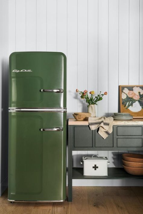 Big Chill Appliances, Green Appliances, Retro Kitchen Appliances, Smeg Fridge, Retro Appliances, Retro Fridge, Big Chill, Happy Kitchen, Kitchen Design Trends