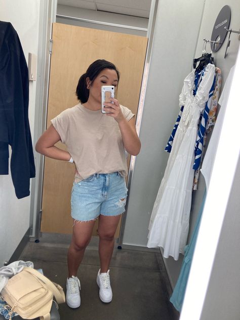 Brunch Outfit Sneakers, Mid Length Shorts Outfits, Nashville Brunch Outfit, Summer Wardrobe Capsule, Mid Length Denim Shorts, Nashville Brunch, Shorts Mid Length, Minimalist Summer Wardrobe, Casual Brunch Outfit