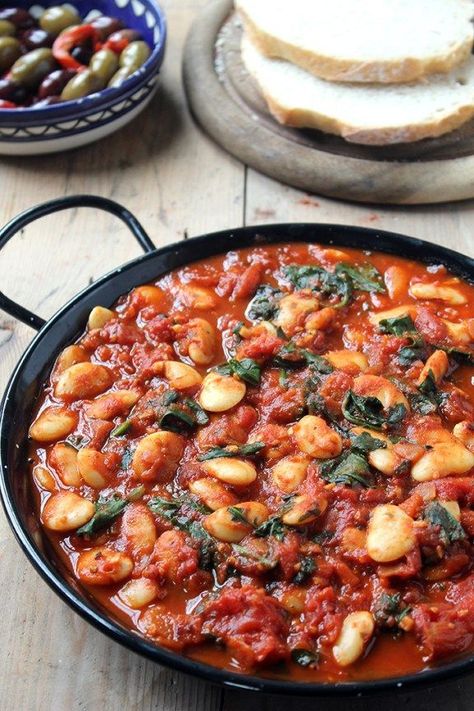 Spanish Beans and Tomatoes | Vegan | Veggie Desserts Blog Spanish Beans, Sandwich Vegetarian, Spanish Tapas Recipes, Cheap Vegan Meals, Cheap Family Meals, Cheap Vegan, Pasta Vegetariana, Tapas Recipes, Makanan Diet