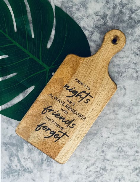 Beautiful Personalized Charcuterie board / Cheese board /Serving board, perfect for any occasion. This one of a kind board will give a unique and delicate touch to your dinner gatherings.  Choose 1 of 3 sizes available:  -Mini: 5.5'' x 13'' -Small: 7.5'' x 13'' -Large: 8'' x 18'' They include the engraving. I offer different engraving options:  -1: ''Here's to nights we'' always remember with friends we'll never forget'' -2: ''It might sound cheese but You + Me are meant to Brie!'' -3: You are t Funny Charcuterie Board Sayings, Charcuterie Board Quotes, Charcuterie Board Sayings, Charcuterie Board Funny, Engraved Charcuterie Board, Custom Charcuterie Board, Personalized Charcuterie Board, Charcuterie Board Cheese, Engraving Projects