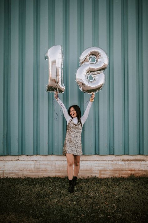 18th Birthday Parties, 18th Birthday Photoshoot, Debut Photoshoot, Creative Party Ideas, Photo Polaroid, 21st Birthday Photoshoot, Cute Birthday Pictures, Birthday Shoot, Shotting Photo