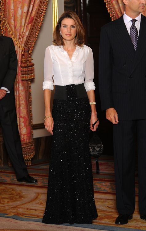 When She Wore a Button-Down Shirt to a Formal Event Simple Gowns, Royal Dresses, Letizia Of Spain, Full Length Gowns, Modieuze Outfits, Black Gown, Elegantes Outfit, Queen Letizia, Fashion World