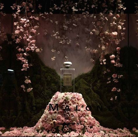 Glam Garden, Decoration Vitrine, Store Window Display, Perfume Display, Window Display Design, Spring Window, 타이포그래피 포스터 디자인, Retail Windows, Fleur Design