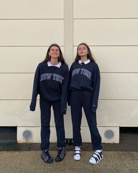 Twinning Outfits Friends For School, Twining Outfits Best Friends, Matching Twin Outfits, Twining Outfits, Bff Outfits Matching, Bff Matching Outfits, Matching Friend, Bestie Outfits, Bff Matching