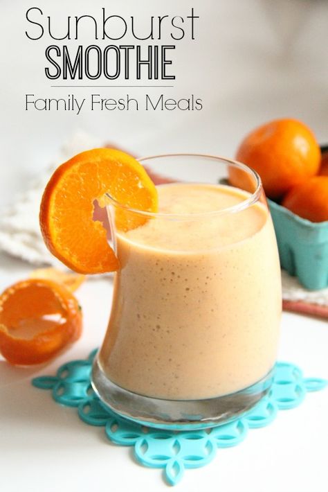 Sunburst Smoothie recipe to make your morning a little bit brighter. Wake up and enjoy your morning with a bit of citrus.  - FamilyFreshMeals.com Resep Smoothie, Super Smoothies, Fresh Meals, Family Fresh Meals, Healthy Smoothie, Smoothie Shakes, Yummy Smoothies, Gazpacho, Smoothie Drinks