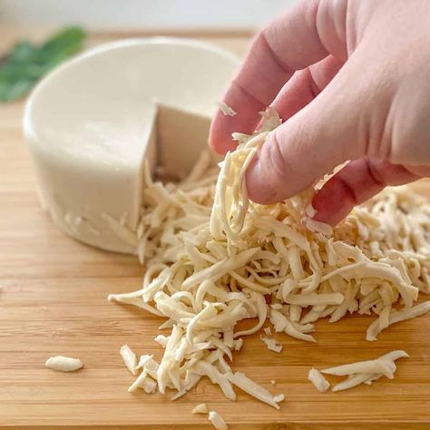 A vegan cheese that melts and shreds like mozzarella!! You won't believe your eyes (or your taste buds). This is nothing short of amazing and so easily made oil free, if needed. Shredded Cheese Recipes, Homemade Vegan Cheese, Vegan Cream Cheese Recipe, Tofu Cream, Tofu Cream Cheese, Vegan Shredded Cheese, Cashew Recipes, Chopped Cheese, Whole Food Plant Based Recipes