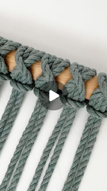 Diy Macrame Plant Hanger Easy, Rope Craft Ideas, Macrame Wall Hanging Tutorial, Macrame Knots Tutorial, Boho Crafts Diy, Macrame Knots Pattern, Small Macrame, Knots Tutorial, Diy Macrame Plant Hanger