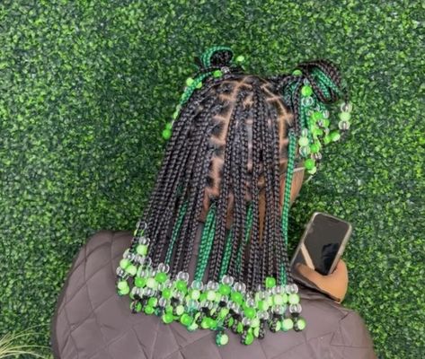 Peek A Boo Box Braids With Beads Short, Green Box Braids With Beads, Green And Black Braids With Beads, Green And Black Knotless Braids With Beads, Green Peekaboo Braids With Beads, Peakooboo Braids, Black And Green Knotless Braids, Short Peekaboo Braids, Short Knotless Box Braids With Beads