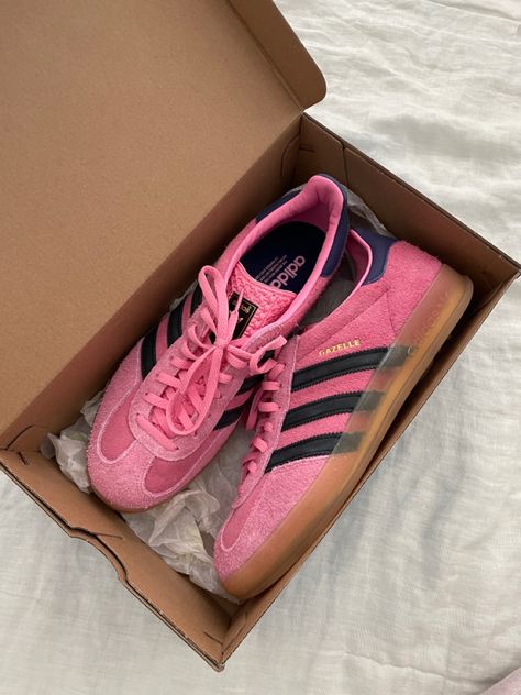 Shoes Coquette, Adidas Gazelle Pink, Shoes Gazelle, Pink Gazelles, Looks Adidas, Sneakers Cute, Air Jordan Nike, Look Adidas, Dr Shoes