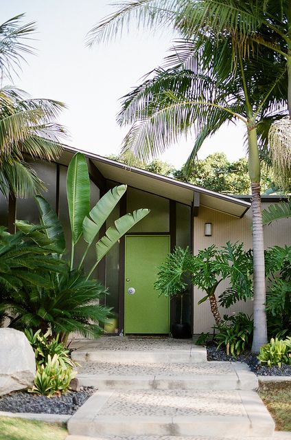 enter here • orange, california • joseph eichler • photo: the analog eye Hiasan Dalaman Rumah, Mid Century Modern Exterior, Mid Century Exterior, Orange California, Eichler Homes, Mid Century Architecture, Green Door, Design Exterior, Mid Century Modern House