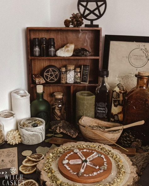 Witch Alter Aesthetic, Home Altar Pagan, Forest Witch Altar, Spiritual Alter Aesthetic, Altar Inspo Witchcraft, Creepy Cabin Interior, Wiccan Alter Setup, Wiccan Alter Inspiration, Witchy Altar Aesthetic