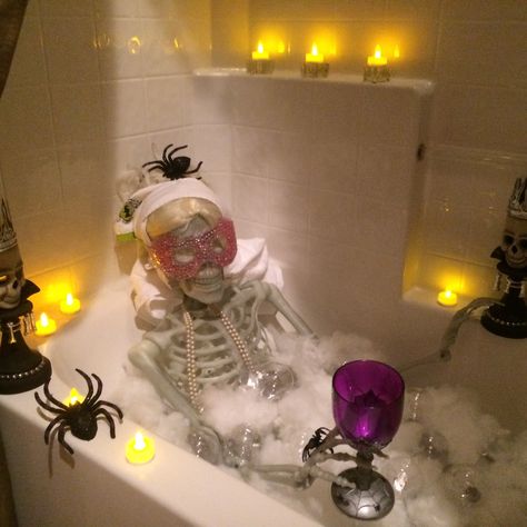 Halloween Fun - Bathtub decorated- A Looooong Bath Spooky Interior, Bathtub Diy, Halloween Comics, Halloween Decorations Apartment, Halloween Decorating Ideas, Halloween Diy Outdoor, Nontoxic Skincare, Halloween Bathroom, Celtic Festival