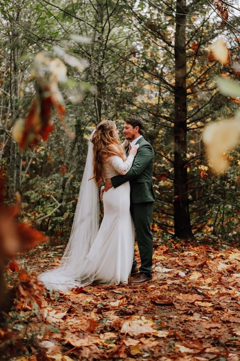 Fall Outdoor Wedding Pictures, Fall Wedding Photography Poses, Wedding Photo Ideas Autumn, October Wedding Photography, Tennessee Fall Wedding, Fall Wedding Portraits, November Wedding Photos, Fall Wedding Photos Bride And Groom, Autumn Wedding Photoshoot