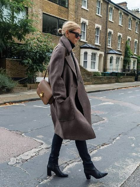 Emma Hill wears H&M brown coat over black polo and jeans with Celine bag. Emma Hill, Christmas Outfit Ideas, Cool Coats, Fashionable Snow Boots, Paris Outfits, Elegante Casual, Black Polo, Autumn Outfits, Brown Coat