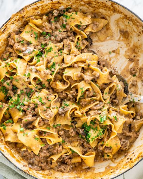 One Pot Beef Stroganoff is a simple weeknight meal. With mushrooms and beef in a creamy rich sauce with egg noodles, this dreamy dish is packed full of flavor and yumminess. #beefstroganoff #onepot Beef Strog, One Pot Beef Stroganoff, Pasta Meatballs, Easy Ground Beef Stroganoff, Easy Comfort Food Dinners, Ground Beef Stroganoff, Ground Beef Pasta, One Pot Dinners, Potted Beef