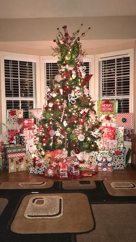 Christmas Presents Under Tree, Presents Under Tree, Cozy December, Tree With Presents, Christmas Tree With Presents, Christmas Dreaming, Christmas Vibe, Christmas Organization, Merry Bright Christmas