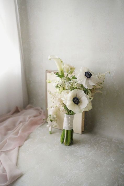 Small Modern Bouquet, Mini Bridesmaid Bouquet, Minimalist Bridal Bouquet, Minimalist Wedding Bouquet, Small Bridesmaid Bouquet, Firehouse Wedding, Simple Bridesmaid Bouquets, Small Bridesmaid Bouquets, Modern Bridal Bouquets