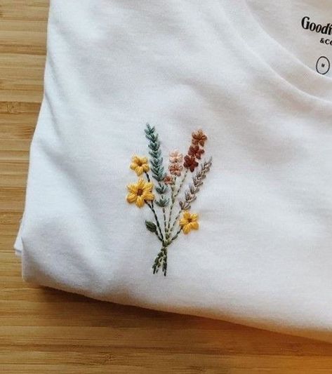 T Shirt Pocket Embroidery Ideas, Embroidery On Plain Tshirt, Hand Embroidery Designs For Shirts, Easy Clothing Embroidery, Simple Animal Embroidery Designs, Flower Embroidery Tshirt, Embroidery Patterns Tshirt, Embordery Shirt Ideas, Embroidery On Shorts