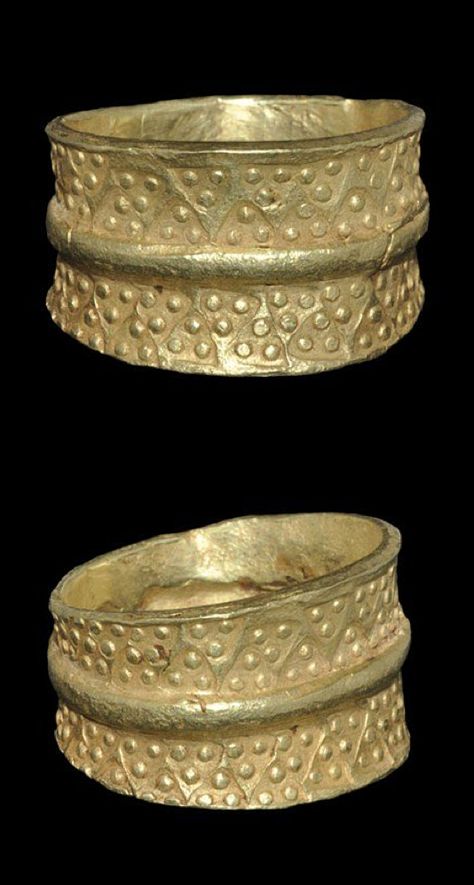 Viking Gold Ring with Punched Triangles 10th c AD Viking Jewellery, Ancient Jewels, Ancient Jewellery, Historical Jewellery, Medieval Jewelry, Viking Art, 11th Century, Viking Age, Ancient Jewelry