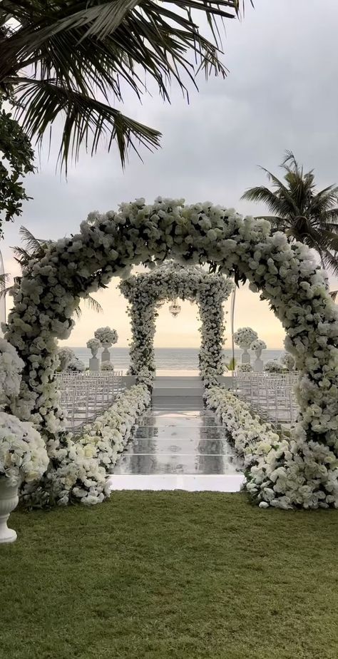 Wedding Venue Entrance Decor Walkways, Marriage Entrance Decoration, Simple Wedding Venue Ideas, Wedding Decorations Entrance, Wedding Alter Ideas, Wedding Entrance Ideas, Wedding Venues Modern, Wedding Bg, Outdoor Wedding Entrance