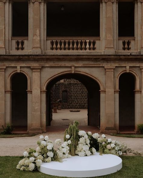 Obsessing over the styling of this gorgeous wedding at The Refectory Werribee Park✨️ ⁠ ⁠ Such a beautiful venue just 40 minutes out of Melbourne offering couples a grand mansion dating back to the 1870s, dreamy garden wedding ceremony sites, exceptional customer service, a bevy of photo locations, and delicious, wholesome fare from a world-class caterer.⁠ ⁠ Head to this post in our link in bio to discover The Refectory Werribee Park now💋 Xoxx⁠ ⁠ Repost and styling by @coeur___studio⁠ ⁠ -⁠ ⁠ @... Floor Florals Wedding Ceremony, Argentine Wedding, Ceremony Nest, Flower Altar, Dreamy Garden Wedding, Garden Wedding Decor, Grand Mansion, Garden Wedding Ceremony, Modern Wedding Ceremony