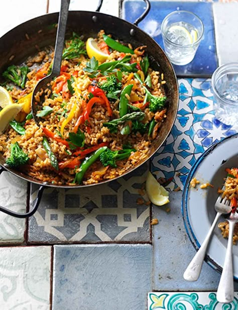 Veggie paella. This vegetarian version of a classic Spanish recipe takes just 30 minutes to cook! Veggie Paella, Paella Recept, Vegetarian Paella, Spanish Recipe, Paella Recipe, Meat Free Recipes, Idee Pasto Sano, Delicious Vegetarian, Meatless Meals