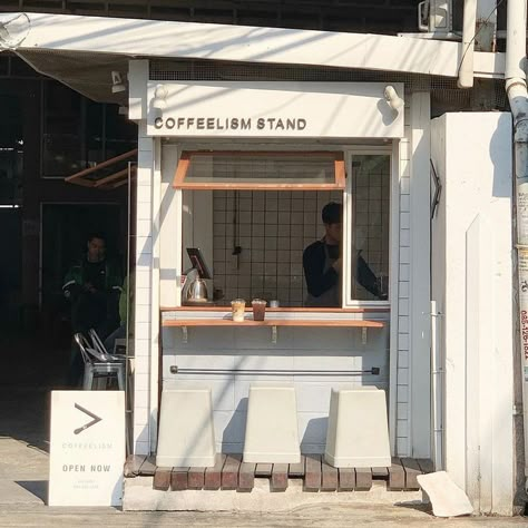 Industrial Coffee Shop, Korean Coffee Shop, Small Shop Design, Korean Instagram, Coffee House Design, Mini Cafe, Bar Mini, Small Coffee Shop, Small Cafe Design