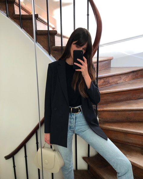 If you're looking for a new go-to look, consider this stylish outfit French girls wear with jeans. Uk Vibes, How To Have Style, Style Parisienne, French Street Fashion, Older Women Fashion, Mode Jeans, Women Fashion Edgy, Grunge Look, French Girls