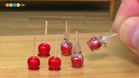 tutorial: miniature candy apples #candy #candy #pattern Fake Food Art, Christmas Candy Jars, Miniature Candy, Miniature Food Tutorials, Food Tutorials, Diy Miniatures, Dollhouse Tutorials, Barbie Food, Dollhouse Miniature Tutorials