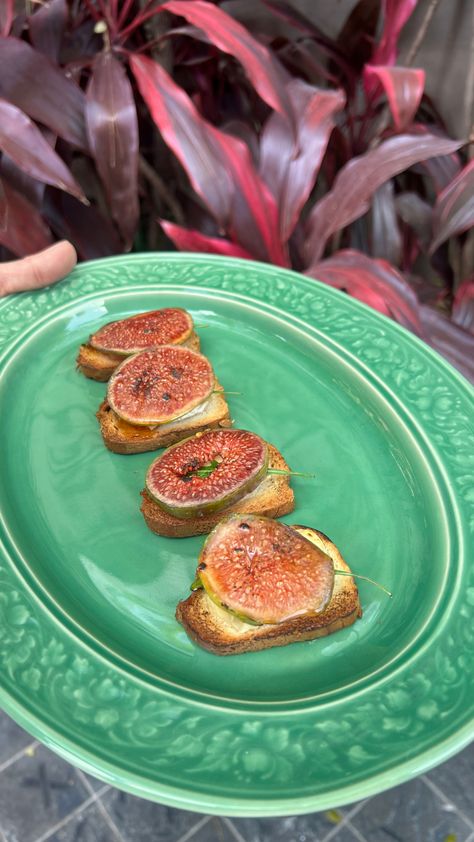 Fig & Brie Crostini - Dine With Gitanjali Fig Brie, Brie Crostini, Mayo Dip, Baked Potato Wedges, Spinach Healthy, Farm Recipes, Breakfast Cheese, Easy Egg Recipes, Potato Wedges Baked