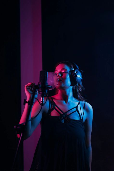 Photo of a Woman Singing in a Recording Studio with Her Eyes Closed · Free Stock Photo Mini Recording Studio, Vocal Exercises Singing, Singing Coach, Learn To Sing, Vocal Training, Singing Techniques, Learn Singing, Vocal Lessons, Vocal Exercises