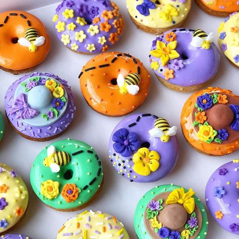 Donut Desserts, Doughnut Decorations, Donut Ideas, Donut Decorating Ideas, Fancy Donuts, Donut Filling, Donut Tower, Cute Christmas Cookies, Spring Baking