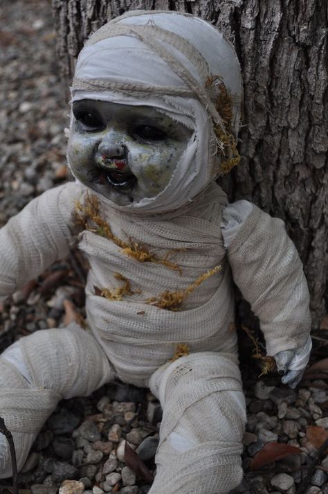 Colby Diy Halloween Doll, Zombie Decorations, Diy Halloween Masks, Creepy Doll Halloween, Creepy Baby Dolls, Halloween Gesicht, Handmade Halloween Costumes, Scary Halloween Decorations Diy, Halloween Lawn