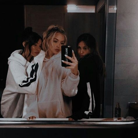 Best Friend Photoshoot, Best Friends Aesthetic, Cute Friend Pictures, Cute Friend Photos, Bestie Goals, Friend Goals, Best Friend Goals, Crazy Girls, Friend Photoshoot