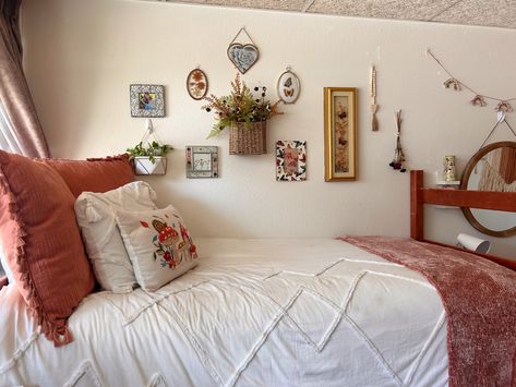 College Dorm 2023, Flower Dorm Room, Granola Dorm Room, Dorm Vibes, Vintage Dorm, Pretty Dorm Room, Dream Dorm Room, Freshman Dorm, Dream Dorm