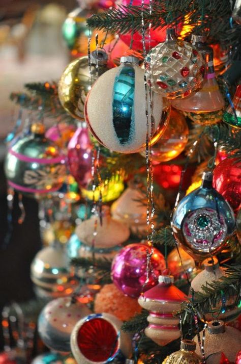 vintage Christmas....a tree loaded with mercury glass ornaments, large colored lights  and icicles....ahhhh Vintage Christmas Tree Decorations, Vintage Jul, Retro Christmas Decorations, Shiny Brite Ornaments, God Jul, Shiny Brite, Old Fashioned Christmas, Antique Christmas, Christmas Past