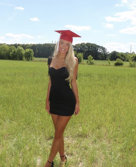 Lawyer Graduation Pictures, Graduation Dress Black, Graduation Dress High School, Black Graduation Dress, Homecoming Dress Black, Graduation Outfit Ideas, College Graduation Pictures Poses, Graduation Look, Grad Outfits