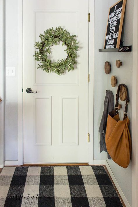 Entryway Transformation, Old Fashioned Christmas Decorations, Hipster Home Decor, Entry Ways, House Makeover, Hallway Designs, Hallway Design, Foyer Decorating, Entryway Wall